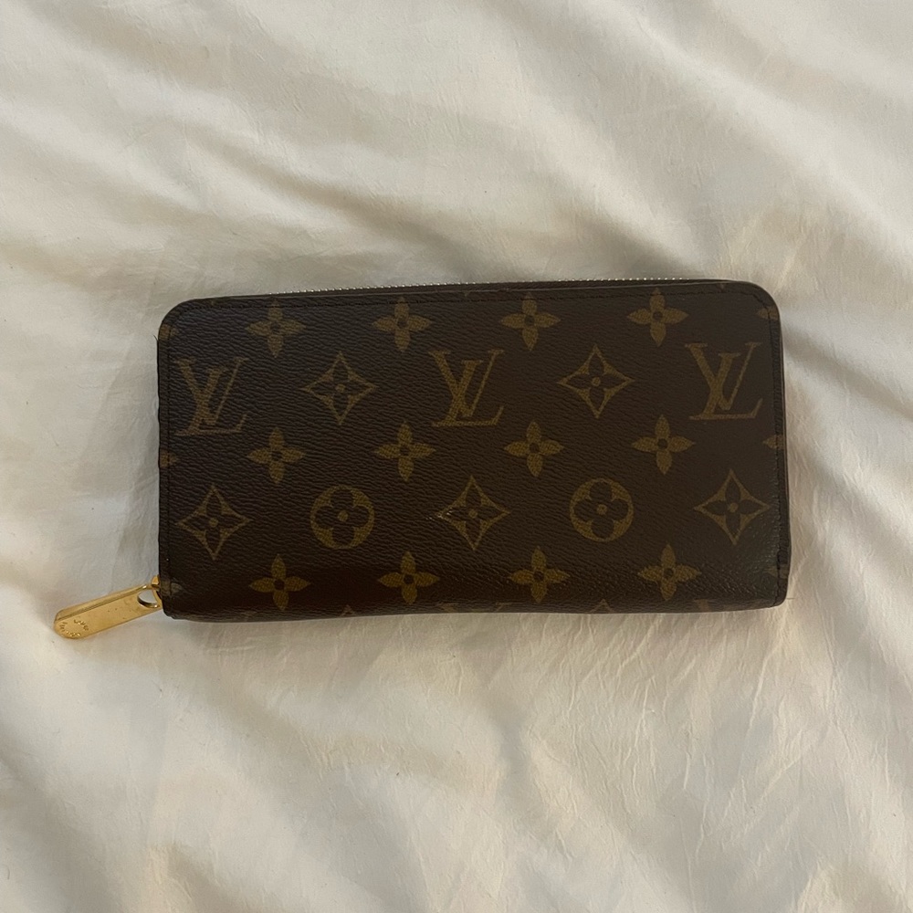 Louis Vuitton Monogram Zippy Wallet in Fuchsia